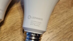 3 kusy chytrých stmívatelných LED žárovek WIFI - 3
