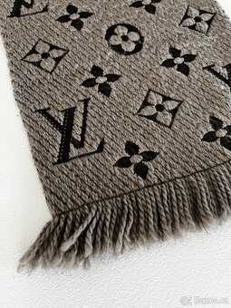Louis Vuitton logomani šála v beige barvě - 3
