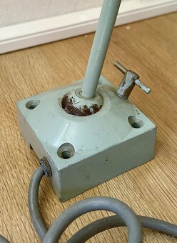 Stará industriální lampa k přišroubování ke stolu FUNKČNÍ - 3