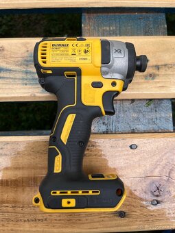Rázový utahovák DeWALT DCF887 - 3