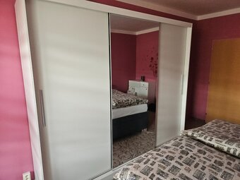 Velká bílá skrin s posuvnými dveřmi - 3