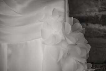 Jedinečné svatební šaty s květinovou aplikací - 3