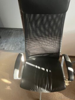 Pracovní stůl Hemnes a kancelářská židle - 3