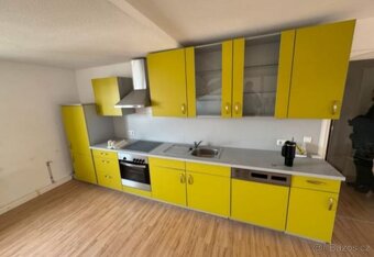 Moderní žlutá kuchyně s vestavěnými spotřebiči,5555 - 3