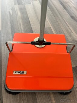 MECHANICKÝ ZAMETAČ KOBERCŮ KONTI 84 KOVO OSTRAVA 1984 - 3