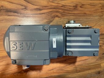 Elektromotor s převodovkou SEW - 3