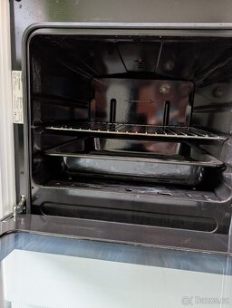 Plynový sporák MORA, digestoř Zanussi - 3