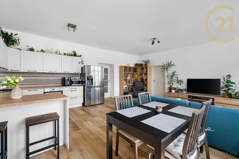 Prodej prostorného bytu 3+kk (94 m²) po rekonstrukci – Pa... - 3