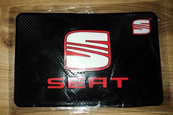 Protiskluzová podložka s logem - 3