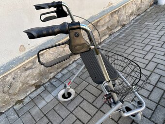 Invalidní chodítko pro seniory a důchodce - 3