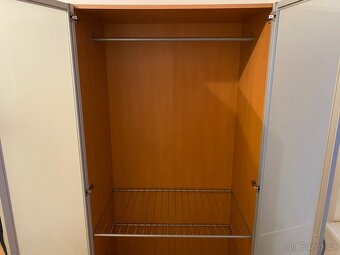 Velká šatní skříň Ikea s tyčí na ramínka a policemi - 3
