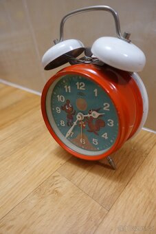Retro dětský mechanický budík PRIM – medvídek a veverka - 3