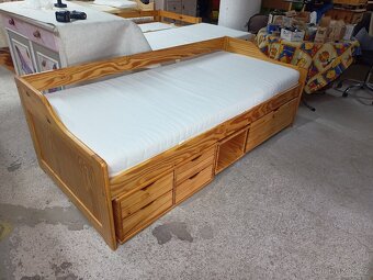 Prodám krásnou postel z masivu 90 x 200 cm se šuplíky - 3