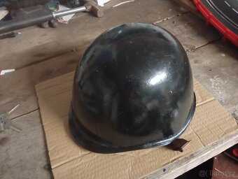 Stará plechová přilba, helma asi vojenská, nebo hasičská - 3