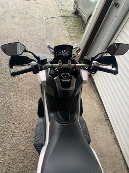 SYM - ADX TG 400 - BÍLÁ - PŘEDVÁDĚCÍ SKÚTR - 3