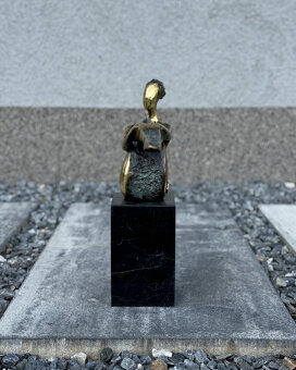 Moderní leštěná bronzová socha Žena luxusní dekorace mramor - 3