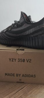 YEEZY Boost 350 V2 "Carbon Beluga" Velikost: 43.5 - 3