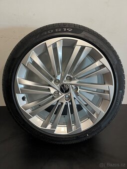 Superb R19 Originální letní sada z nového vozu - 3