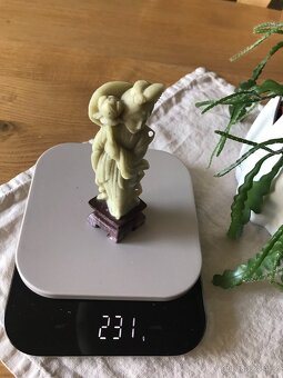 Soška z mastku, čínská soška na kamenném podstavci - 3