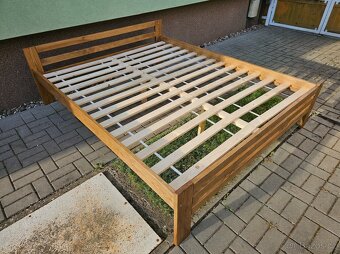Masivní manželská postel s roštem zdarma - 3