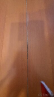 Světlý kulatý rozkládací jídelní stůl - 3