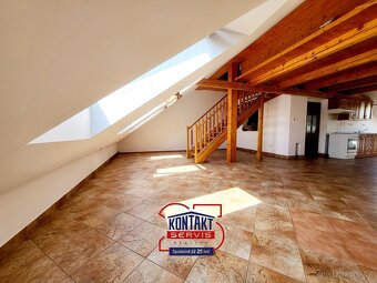 Pronájem prostorného podkrovního bytu 2+kk, 60 m2, ulice J. - 3