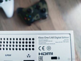 Xbox One S 1TB All-Digital - 3