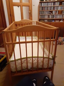 Dřevěná dětská postýlka + matrace - 3