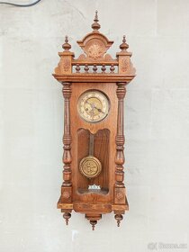 Dřevěné zdobené půlové mechanické nástěnné hodiny - 3