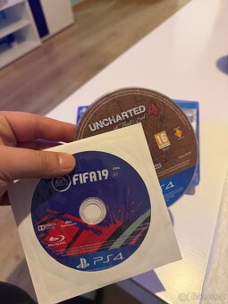 PlayStation 4 + 2 ovladače + 1 hra + kabeláž - 3