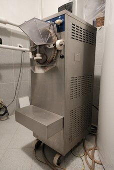 Prodám zmrzlinový stroj CARPIGIANI labo/12 18E - 3