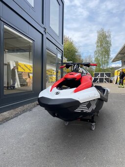 Sea Doo Spark Trixx 90HP model 2025 - červeno/bílá - 3