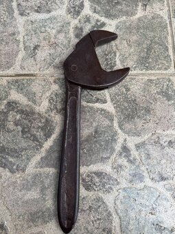 Starý samosvorný klíč - hasák a starou ruční vrtačku - 3