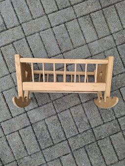 Dřevěná dětská postýlka pro panenky. - 3