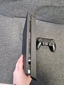 PS4 Slim + 2 ovladače - 3