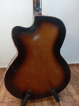 Kytara,, Gibson" s výřezem - 3