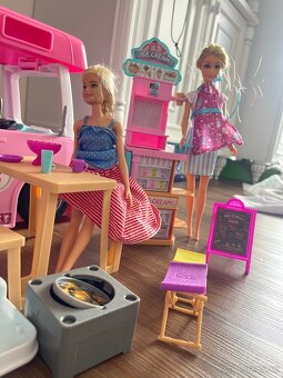 Mattel Barbie Karavan 3v1 + Barbie zmrzlinařka - 3