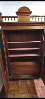 Starožitná skříň – krásná řezba, malovaná skla
- 3