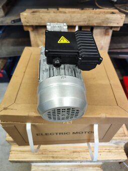 Elektromotor s převodovkou - 3