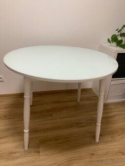 Kulatý jídelní stůl - 3