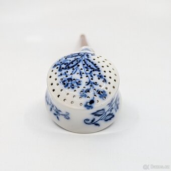 Cibuláková děrkovaná naběračka s dřevěnou rukojetí - 3