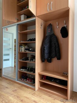 Skříň velká s posuv. zrcadlem a věšákem na kabáty - 3