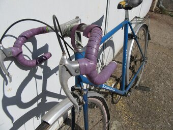 Nabízím staré pánské retro kolo Favorit. Na renovaci. Poškoz - 3