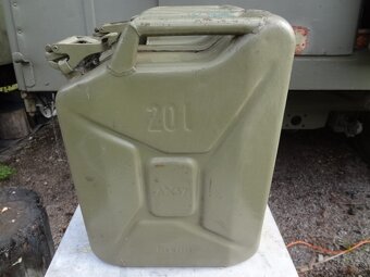Armádní kanystry 20l. - 3