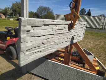 Samosvorné manipulační kleště na stavbu betonového plotu - 3