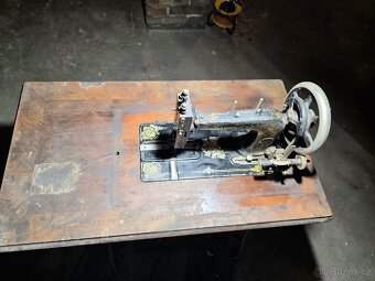 Starý šlapací šicí stroj SINGER - 3