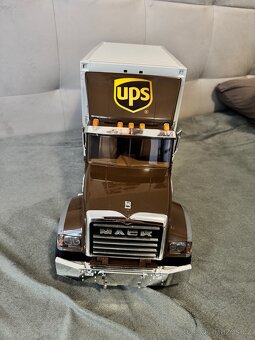 BRUDER 2828 - Mack Granite UPS logistik a vysokozdvihem - 3
