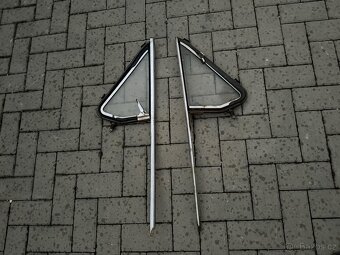 Volha Gaz 24, malé boční větrací okénka předních dveří - 3