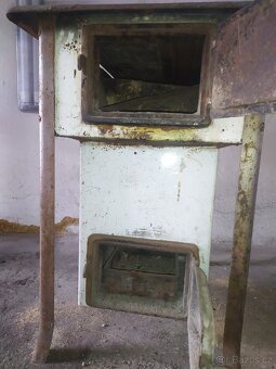 Kamna na dřevo nebo uhlí. - 3