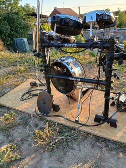 Roland - 3